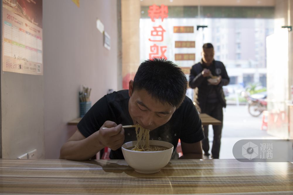 【致敬零点劳动者】系列报道之报纸印刷匠刘笑：别人的早餐，是我的晚餐