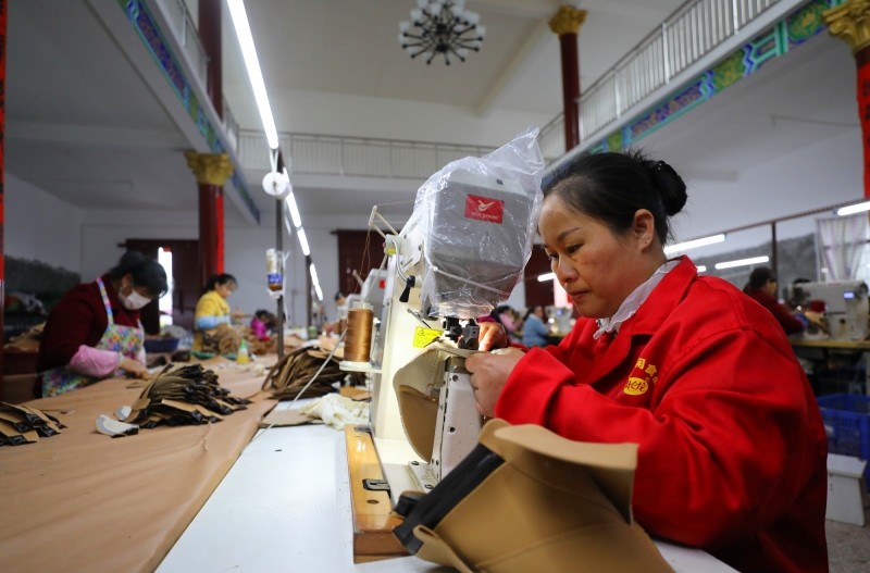 江西莲花：扶贫车间增收忙