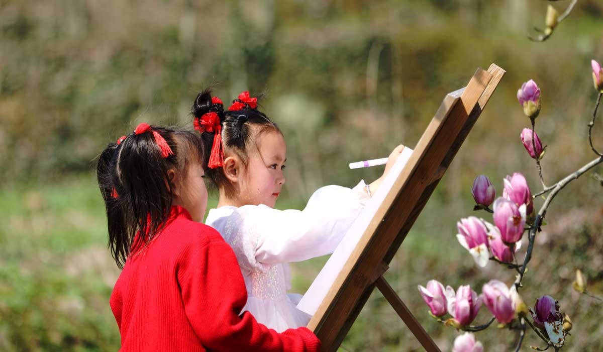 江西分宜：玉兰花下绘春色