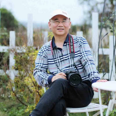 郭锋杰、男、中共党员，视觉中国签约摄影师、江西省摄影家协会会员、新余市摄影家协会会员，现在江西省新余市自然资源局工作。喜欢写作，爱好摄影，率先发现并挖掘了全国优秀共产党员、道德模范提名奖获得者蒋国珍老师资助贫困学生的先进事迹。摄影作品《不忘初心》在2019年第二届全国最美自然资源人摄影大赛中获第一名，所得8000元奖金全部资助给了新余一中高三年级的8名家庭贫困学生。摄影作品巜第一书记王建刚》入选江西省脱贫攻坚摄影展，并在新余市2020年脱贫攻坚摄影比赛中获得一等奖。