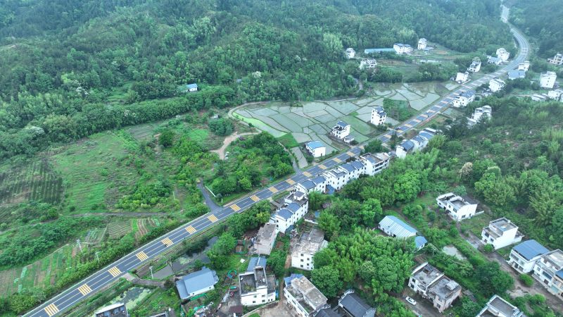 江西遂川：乡村公路美如画