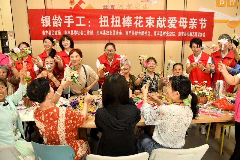 江西南丰：巧手扎花送母亲