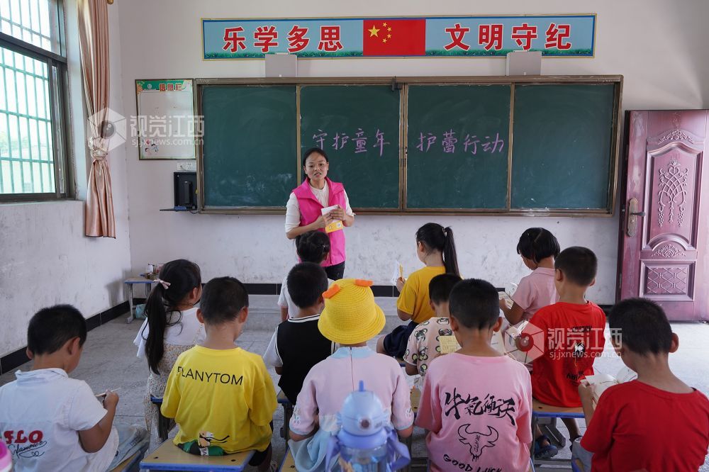 给学校赠送心理关爱读物，让不同的爱护携手同行。