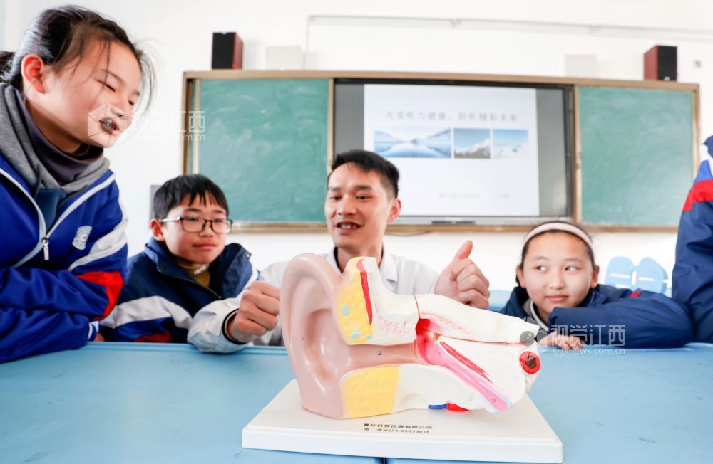 ?2022年3月2日，江西省九江市湖口县第三中学，湖口县中医医院医护人员为学生们讲解耳朵生理构造和?；ざ渲?。