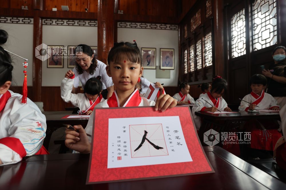 2022年9月28日，江西省九江市湖口县第四小学一年级新生参加“开笔礼”，通过正衣冠、朱砂启智、击鼓鸣志、学写“人”字等活动，接受中华优秀传统文化的熏陶，扣好人生第一?？圩?。