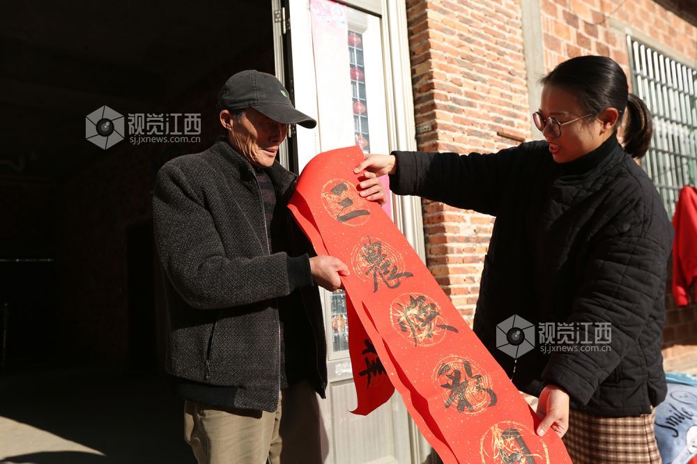 2023年1月8日，江西省上饶市余干县新时代文明实践中心、余干县委宣传部、余干县文联组织书法家协会志愿者开展“我们的中国梦——文化进万家”——“写春联 送万福”文明实践文艺志愿服务活动。