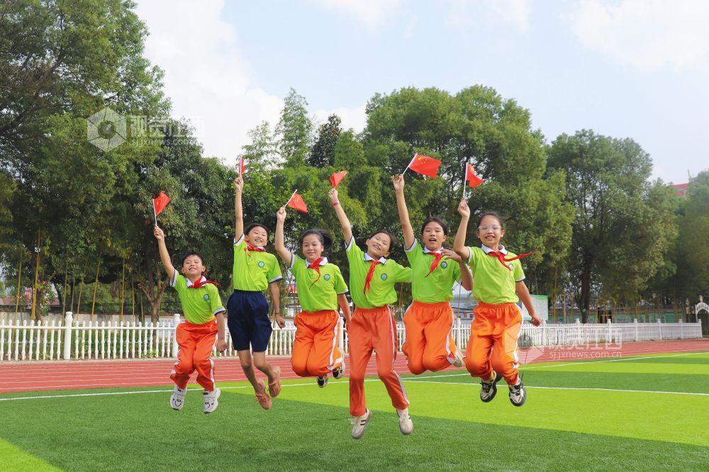 2023年9月25日，芦溪县银河镇中心学校开展“我和国旗合个影”主题活动。