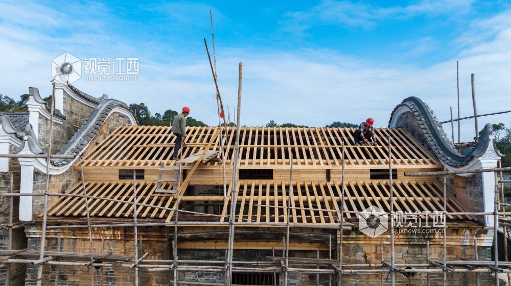2023年11月14日，江西省吉安市吉水县螺田镇亿田村，工匠正在对村中古建筑进行?；ば孕奚?。