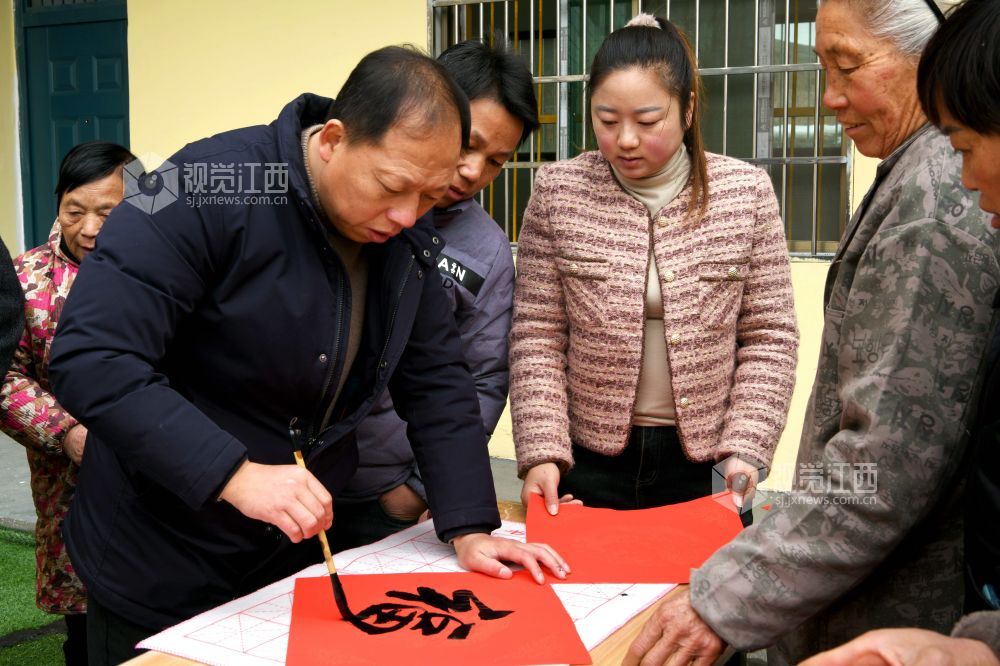 活动现场，书法爱好者挥毫泼墨，一副副风格迥异、吉祥喜庆的春联与“福”字跃然纸上。