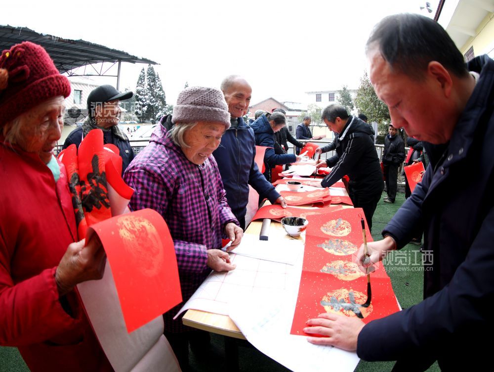 活动现场，书法爱好者挥毫泼墨，一副副风格迥异、吉祥喜庆的春联与“福”字跃然纸上。