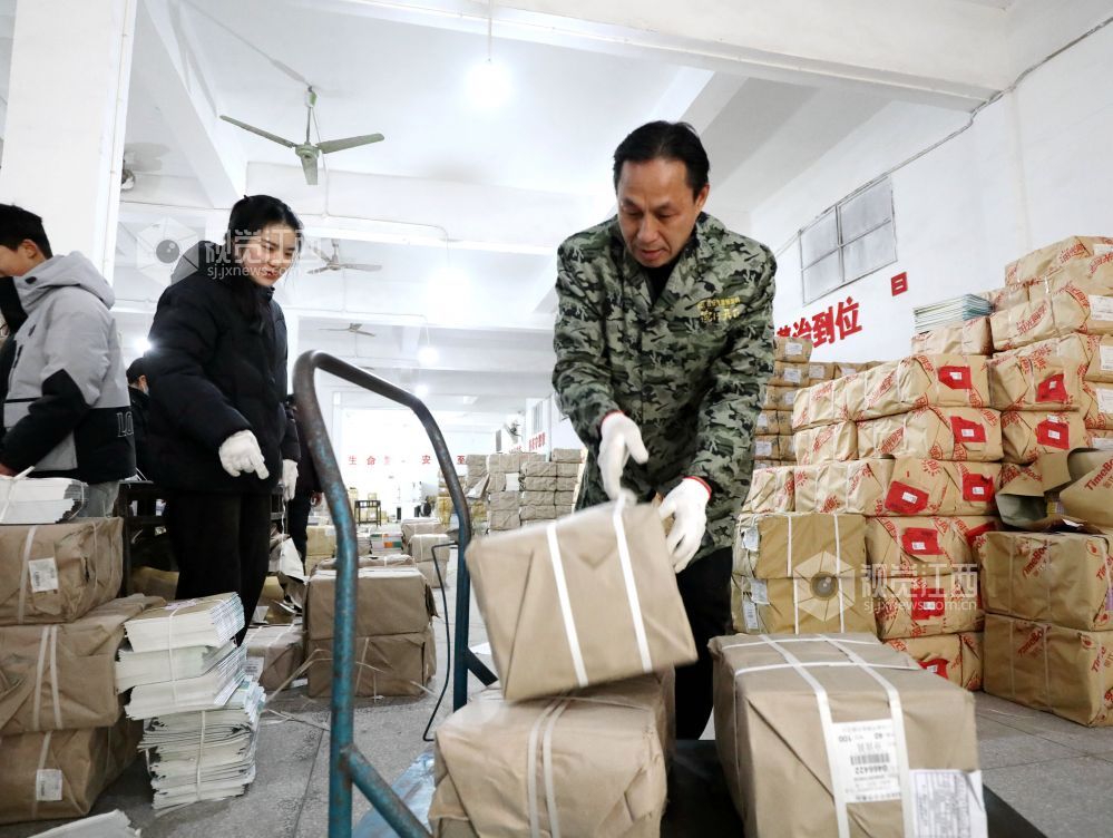 2025年2月8日，工作人员正在江西省分宜县新华书店仓库分拣、清点、打包教科书，确?？毙率榧笆狈⒎诺窖种?。